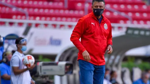 Sergio Alamguer emergió en lugar del aún contagiado Victor Manuel Vucetich en Chivas