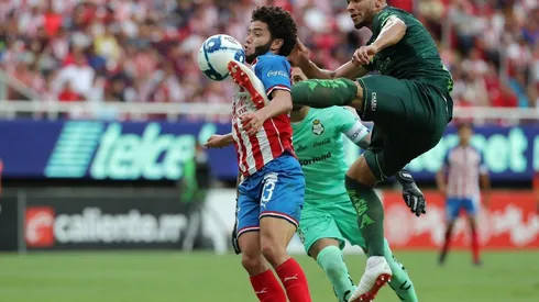 César Huerta estaría de regreso en Chivas ante la posible salida de JJ Macías para reforzar el ataque