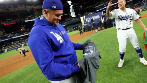 Víctor González y Julio Urías protagonizaron el festejo del campeonato de los Dodgers