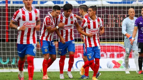 Macías lidera el ataque de las Chivas frente a Cruz Azul en el Estadio Akron