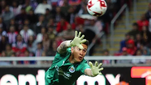 Gudiño se ha atornillado en la titularidad del arco de Chivas