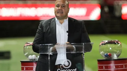 Enrique Alfaro fue invitado al Estadio Akron para la fotografía oficial de las Chivas de Guadalajara