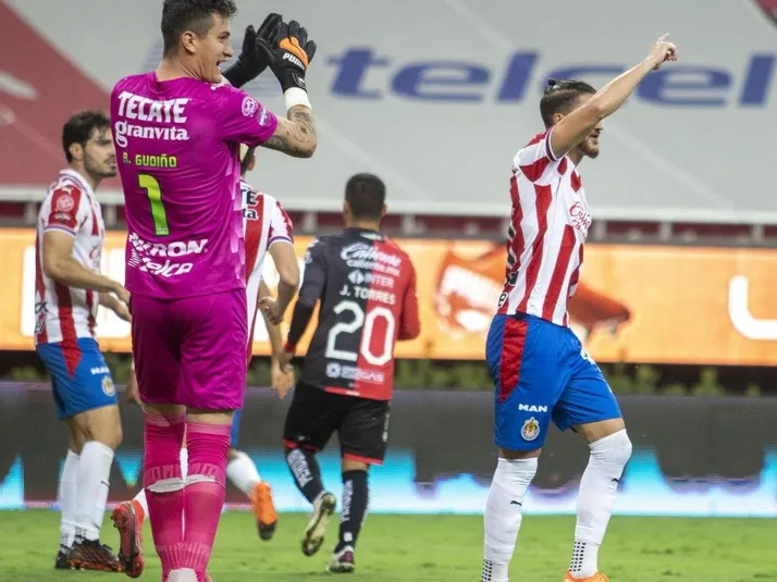 Gudiño detuvo un penal clave para Chivas