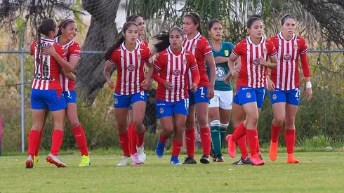 Chivas derrota a León y mantiene su lucha por el liderato.