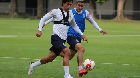 Macías regresó este lunes a la disciplina de las Chivas para el Clásico Tapatío del sábado