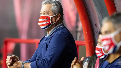 Preparador físico de Chivas frenó al DT de Tijuana en fuerte pelea.