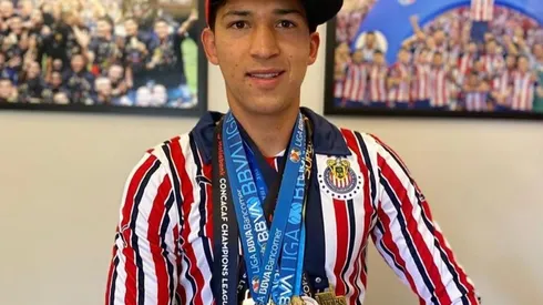 Zaldívar rememoró una fotografía de su infancia y la actualizó presumiendo sus preseas con Chivas