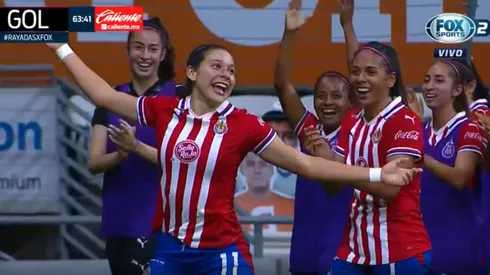 Norma Palafox anota el cuarto de Chivas y lo celebra bailando.