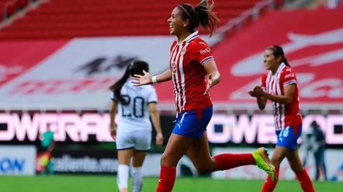 Chivas triunfa y mantiene su lucha por el liderato del campeonato Femenil.