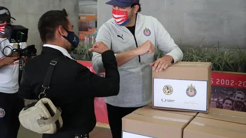 El presidente de Chivas participó personalmente en la entrega de despensas a los mariachis de Guadalajara