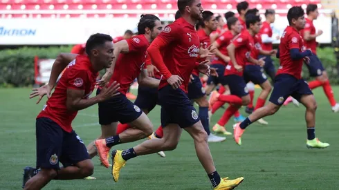 Chivas trabajó este viernes con su plantel completo en el Estadio Akron