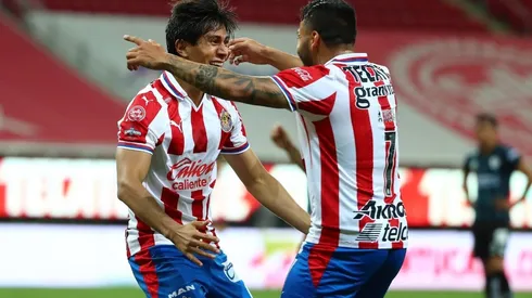 Vega habilitó en el área a Macías quien puso a Chivas en ventaja en el Estadio Akron