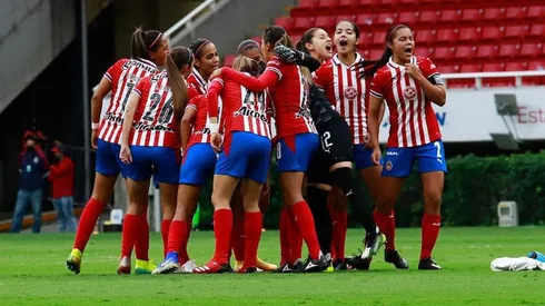 Chivas golea a Mazatlán y vuelve al liderato en la Liga MX Femenil.