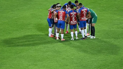 Chivas repite casi por completo su alineación del sábado, con la inclusión de Calderón