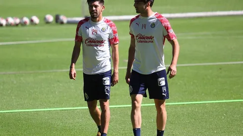 Oribe Peralta siempre platica con sus compañeros de equipo en los entrenamientos de Chivas