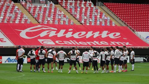 Chivas busca un triunfo en su visita a Tigres con pocas variantes en su alineación