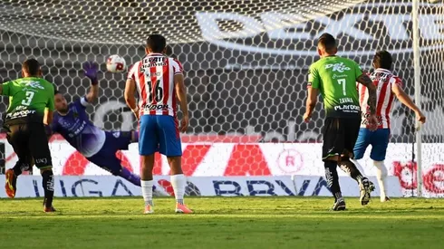 Macías terminó con racha negativa de Chivas sin anotar.