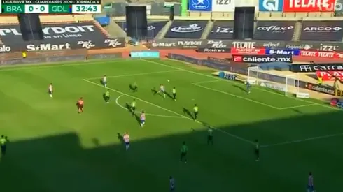 Antuna estuvo cerca de dar el primer gol de Chivas.