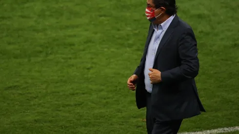 Los aficionados rojiblancos proponen sustitutos para Luis Fernando Tena en Chivas