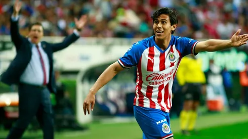 Tena dando instrucciones a Macías