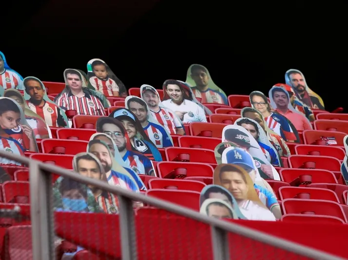 Afición de Chivas se hace presente en el debut