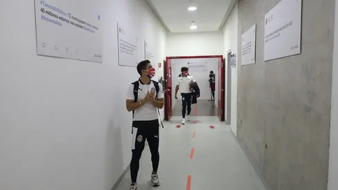 Los jugadores fueron sorprendidos camino al vestuario por decenas de mensajes de sus seguidores