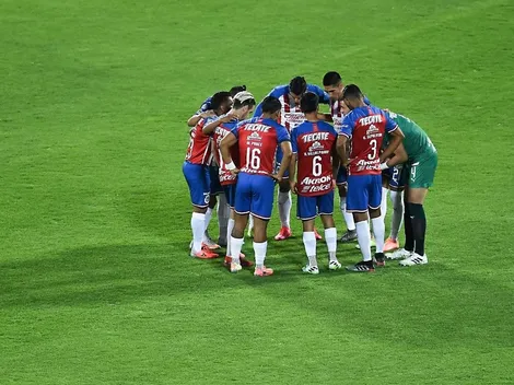 Chivas presenta al plantel y deja de último a "Chofis"