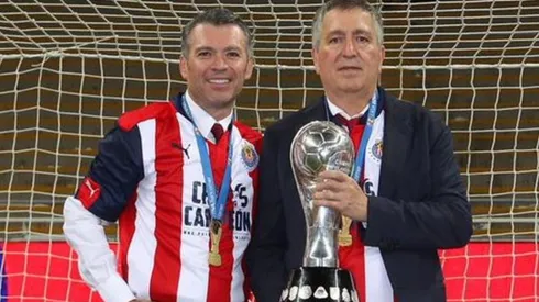 Higuera celebrando con Jorge Vergara