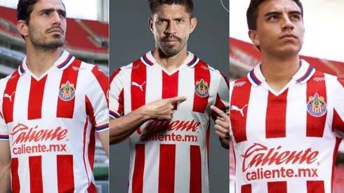 La playera rojiblanca se encuentra disponible en Amazon México