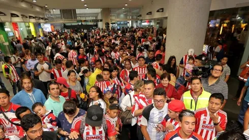 Barristas de Chivas prometen no recibir al equipo por la pandemia.