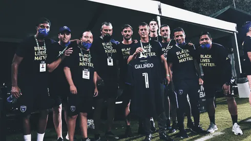 Almeyda posando con la playera en homenaje a Galindo en su mano