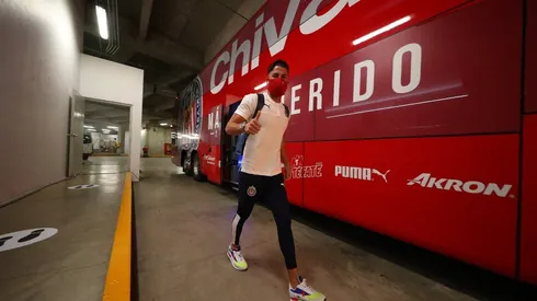 El bus de los rojiblancos ya ingresó al Gigante de Zapopan y los jugadores se encuentran en el vestidor, donde podrán estar un máximo de 35 minutos