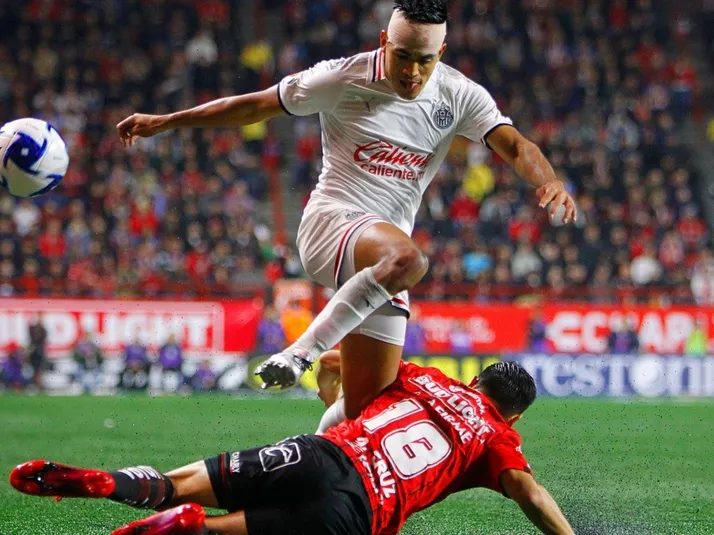 La legendaria marca que persigue el "Chapito" en Chivas