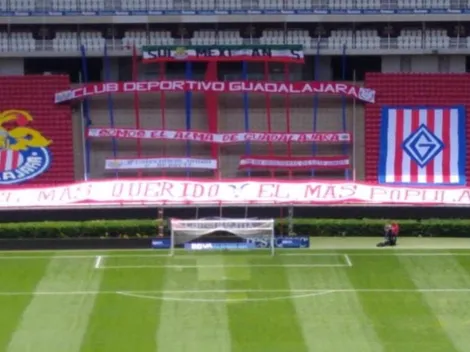 Afición de Chivas se hace sentir con 'tifo' en el Estadio Akron