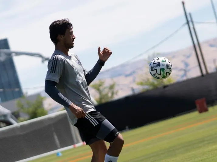 Alanís se viralizó por golazo en el entrenamiento