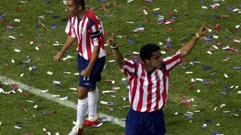 Morales junto a Omar Bravo celebrando la victoria