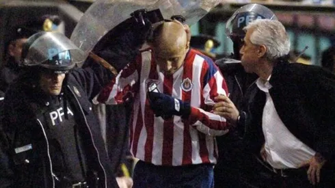 Benítez y su acción vergonzosa para con el hombre de Chivas (Foto: Internet)