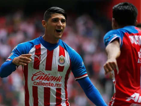 Alan Pulido le tiró con todo a Álvaro Morales