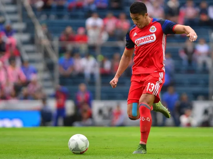 Carlos Salcedo se cuestiona su decisión de dejar Chivas por Europa