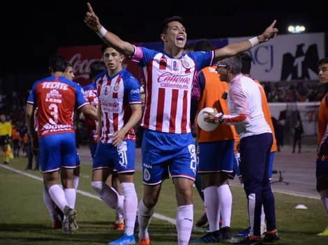 Jesús Molina presume su colección de playeras y una foto particular