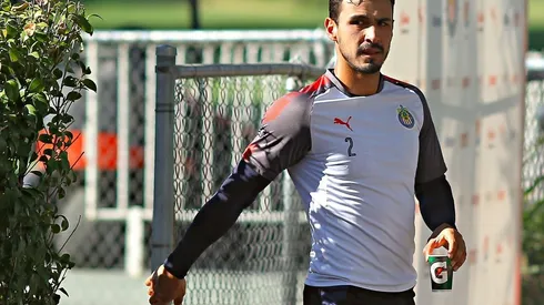 Alanís mostró sus dotes de granjero al cultivar un huerto en su jardín