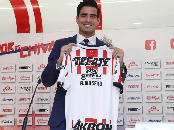 El "Pollo" Briseño presumió su colección de playeras ¿Cuántas tiene?