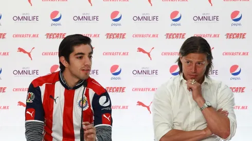 Almeyda y Pizarro durante la presentación del volante mexicano en Chivas