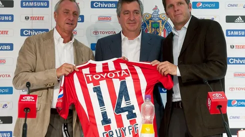 El ex astro holandés dejó su huella en el Estadio Akron con el césped natural