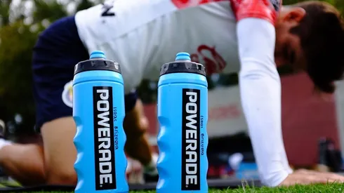 Los jugadores cuentan con "squeezers" personalizados para hidratarse en el entrenamiento