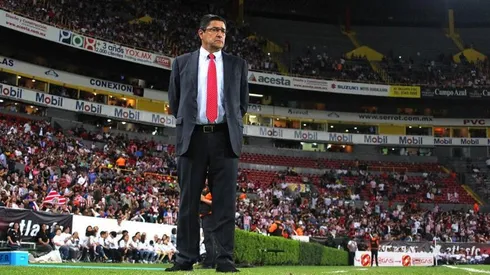 Tena alineó a Pulido y los jugadores lo molestaron.