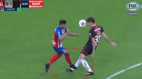 Vega no pudo retirar la pierna tras hacer contacto con el balón.