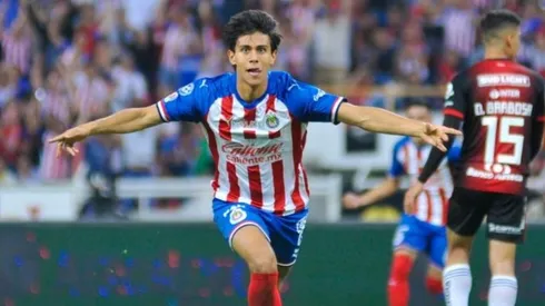 Macías logró sacar un remate entre 4 defensores