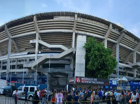 La afición de las Chivas armó una fiesta a las afueras del Estadio Jalisco