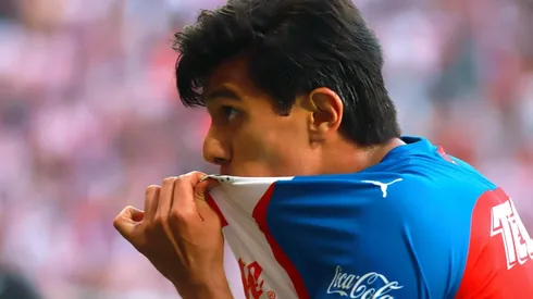 Macías aclaró por qué besó dos escudos: el de León y el de Chivas